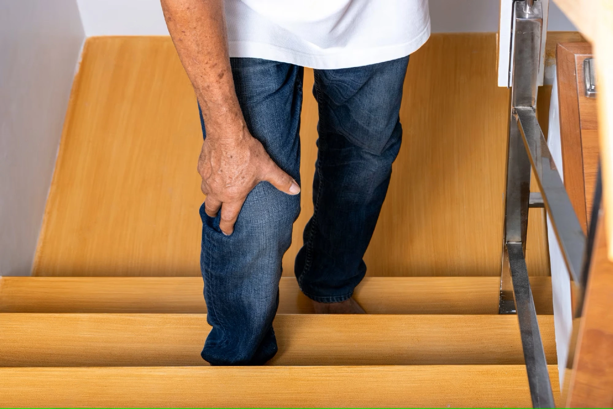 Experiencing Knee Pain While Climbing Stairs? How Can You Resolve It?